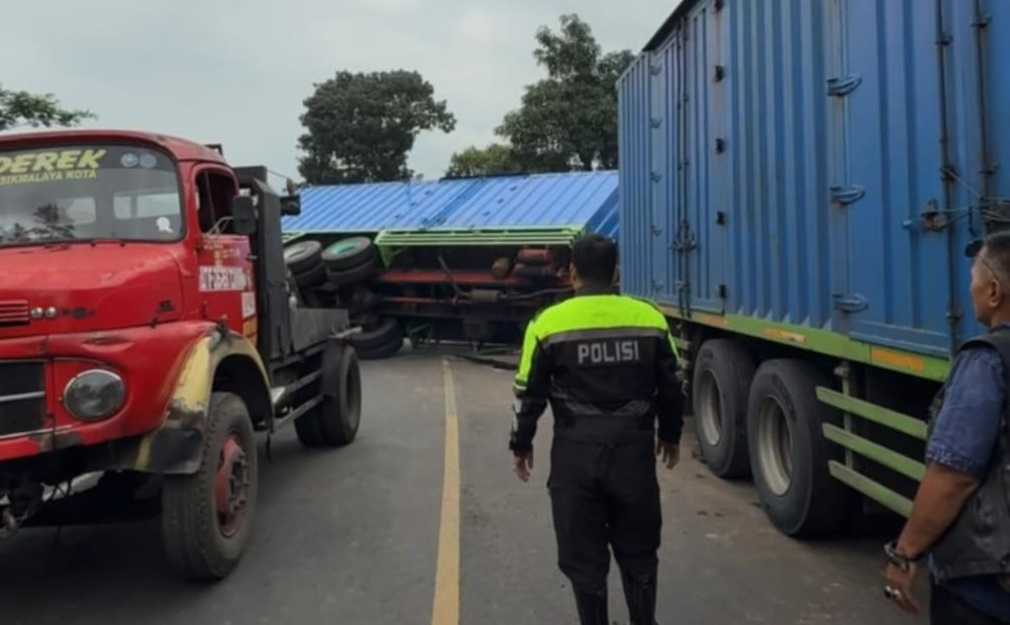 Polres Garut Evakuasi Truk Terguling di Tanjakan Andir Malangbong